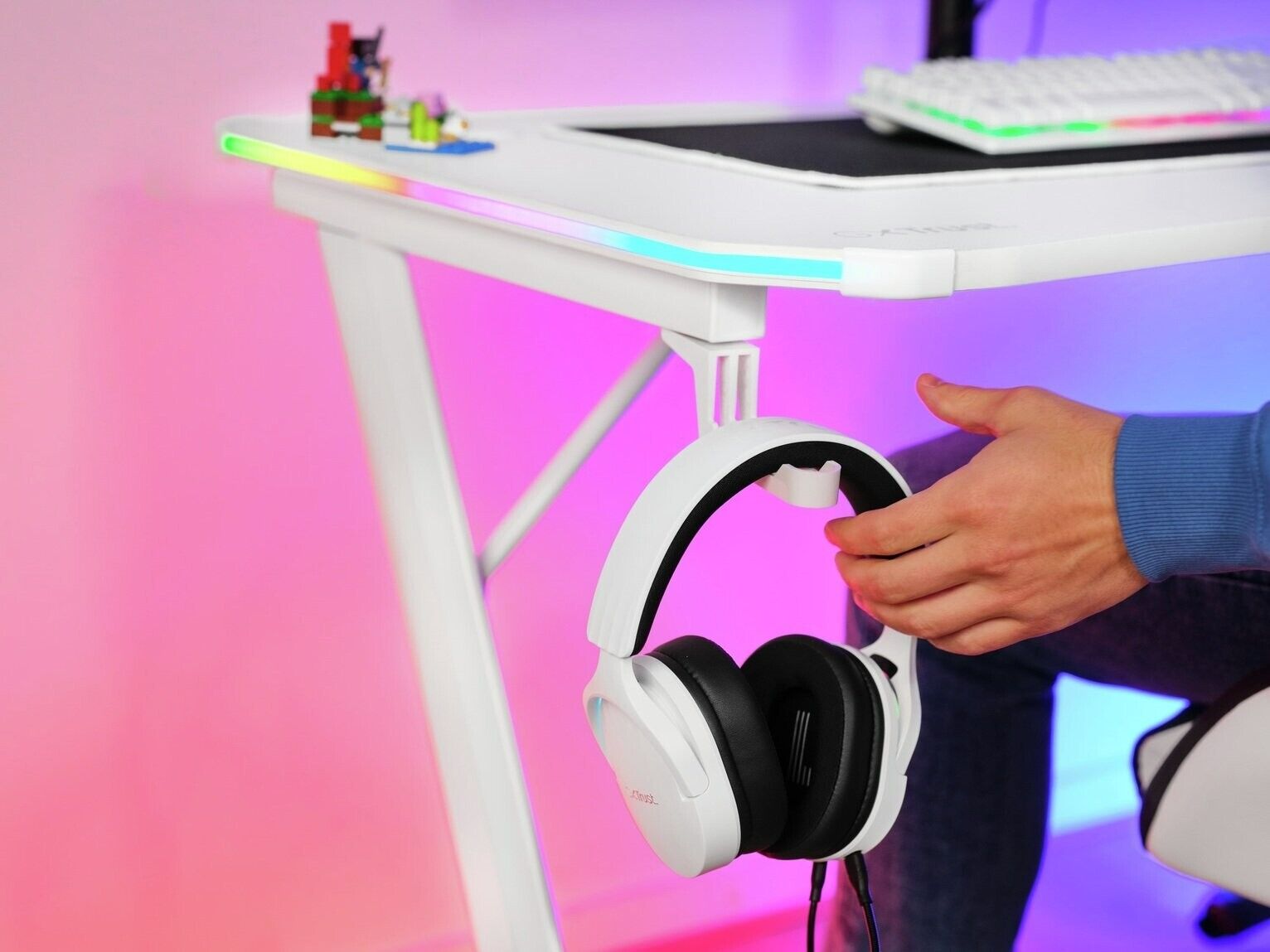 Trust GXT709 Luminus RGB Gaming Desk - White
